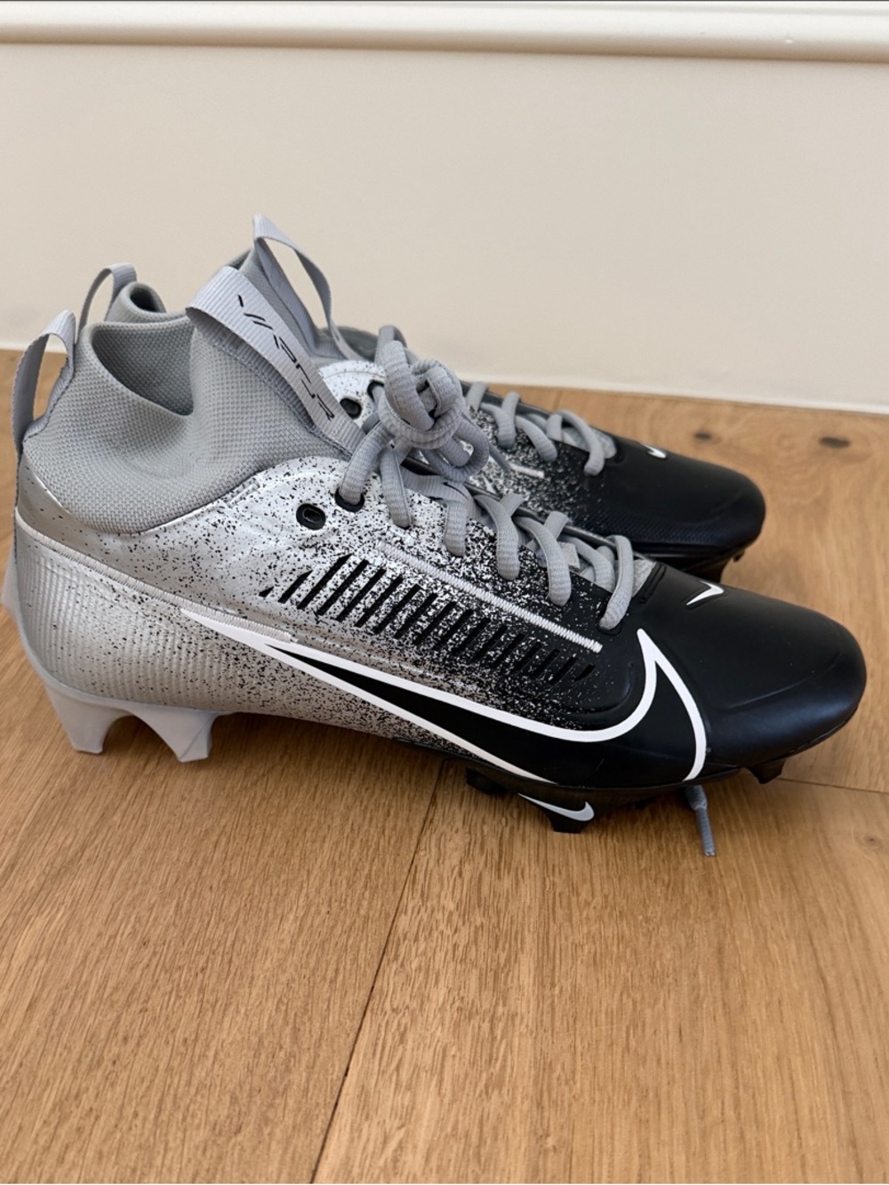 Brand new! Nike Black, Gray & White Men's Athletic Cleats